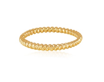 9 kt massief gouden ring met gedraaid touw, sierlijk stapelbaar bandje