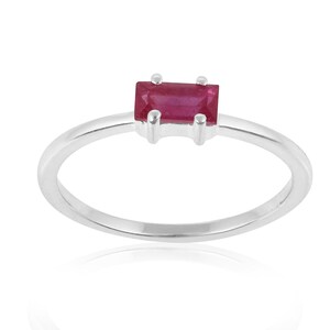Peut inclure: Une bague en argent ornée d'une pierre précieuse rectangulaire rouge foncé. La pierre est sertie dans un design minimaliste, avec un anneau fin et poli. La bague est présentée sur fond blanc, soulignant son élégance.