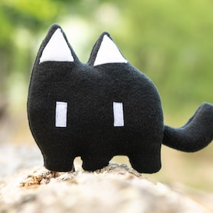 Mewo Omori Katze Plüschtier, schwarze Katze Plüsch, handgemachtes Stofftier, auf Bestellung gefertigt