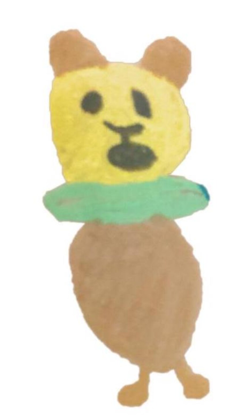 Pode incluir: Um animal de pel&uacute;cia amarelo e marrom com uma coleira verde. O animal tem uma express&atilde;o de surpresa no rosto.