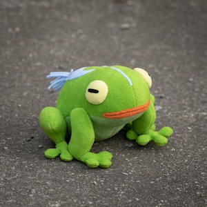 Companion Frinos plushie, Hades 2 inspired, Frinos the Frog, Green toad companion, handmade plush - 5.9 in soft decoration Made to order