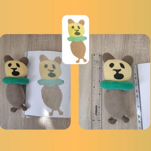 Pode incluir: Dois brinquedos de pel&uacute;cia marrons com rostos amarelos e salva-vidas verdes. Um brinquedo est&aacute; em uma folha de papel branca com um contorno marrom do brinquedo. O outro brinquedo est&aacute; em uma superf&iacute;cie de madeira com uma r&eacute;gua.