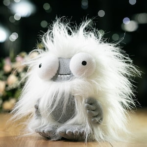 Plyschögon Vit Yeti Kryptid Leksak – Handgjord Chockad Avskyvärd Snögubbe, Roligt Storögt Monster, Unik Mytisk Varelse, 23 cm