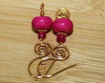 Girly Boho Chic Hot Pink Stone Crystal Artisan Gemstone Gold Flirty Boucles d’oreilles dans une boîte cadeau ~ Femmes de couleur ~ Fabriqué aux États-Unis