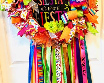 Corona festiva artesanal para fiestas: Cintas de diseño brillantes, hecha en San Antonio.