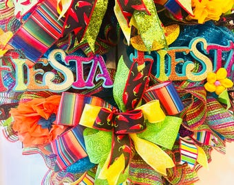 Corona de fiesta hecha a mano: colores brillantes, cintas de diseño, detalles en color chile.