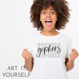 Może przedstawiać: Biała koszulka z czarnym nadrukiem, na którym widnieje napis "GOPHERS" w powtarzającym się, ułożonym wzorze. Nadruk jest w stylu retro z czarnym obramowaniem.