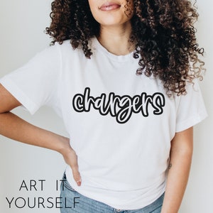 Peut inclure: T-shirt blanc avec le mot "chargers" écrit en lettres cursives noires.