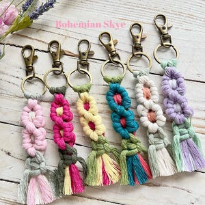 Macrame flower keychain, gift for her, flower macrame, vintage inspired daisy