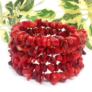 Puede incluir: Un brazalete de chips de coral rojo con m&uacute;ltiples hebras de chips. El brazalete est&aacute; hecho de coral natural y es una pieza de joyer&iacute;a hermosa y &uacute;nica.