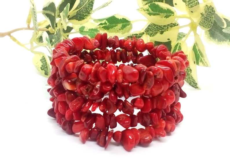 Puede incluir: Un brazalete de chips de coral rojo con m&uacute;ltiples hebras de chips. El brazalete est&aacute; hecho de coral natural y es una pieza de joyer&iacute;a hermosa y &uacute;nica.
