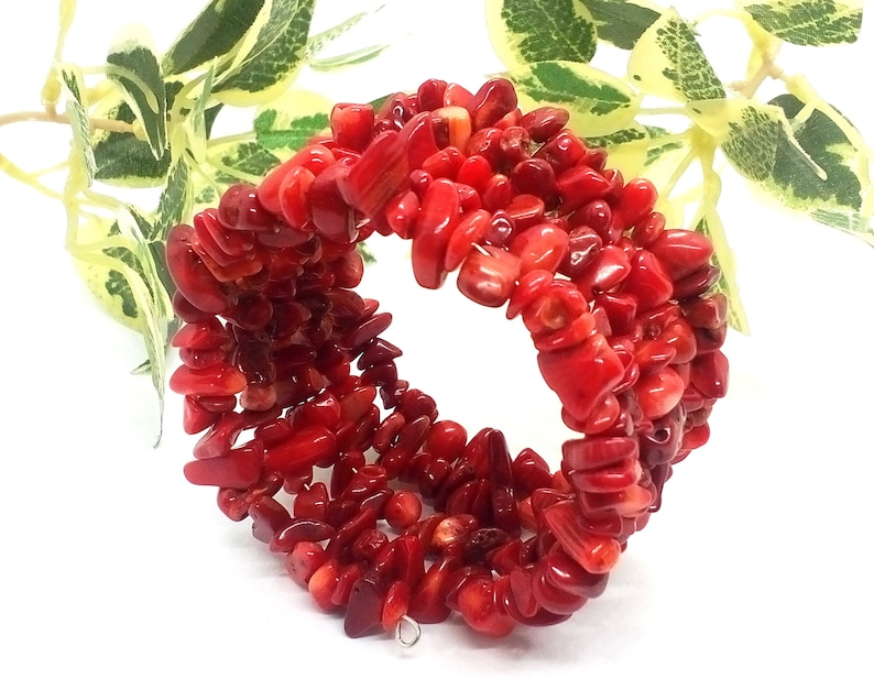 Puede incluir: Un brazalete de chips de coral rojo con m&uacute;ltiples hebras de chips. El brazalete est&aacute; hecho de coral rojo natural y es una pieza de joyer&iacute;a hermosa y &uacute;nica.
