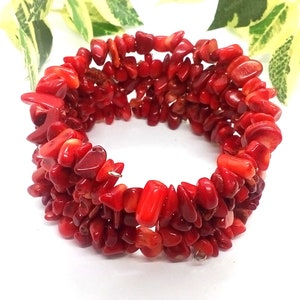Puede incluir: Un brazalete de chips de coral rojo con m&uacute;ltiples hileras de peque&ntilde;as chips de forma irregular. El brazalete est&aacute; hecho de coral natural y tiene un dise&ntilde;o simple y elegante.