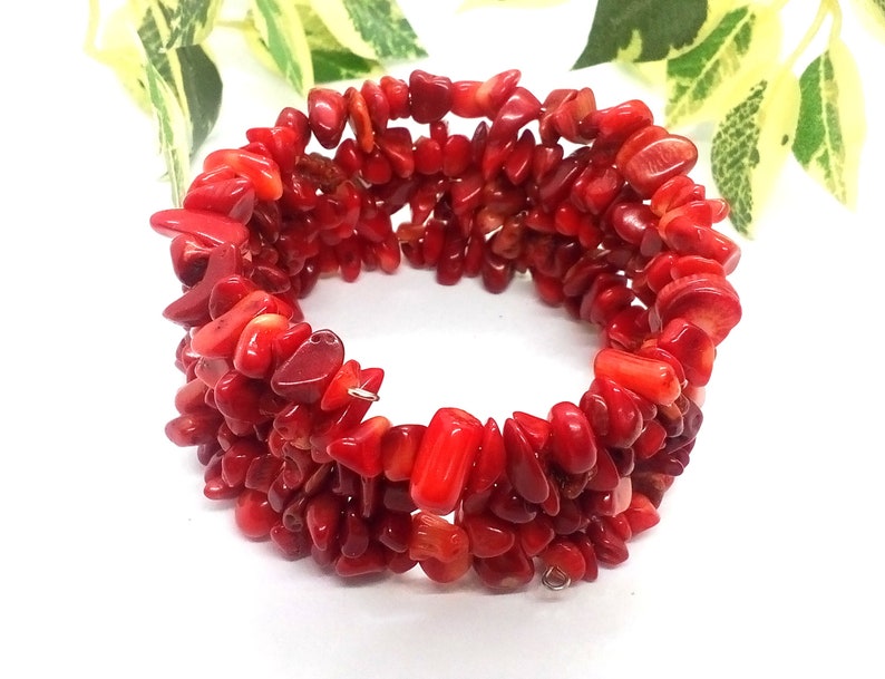 Puede incluir: Un brazalete de chips de coral rojo con m&uacute;ltiples hileras de peque&ntilde;as chips de forma irregular. El brazalete est&aacute; hecho de coral natural y tiene un dise&ntilde;o simple y elegante.