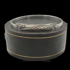 Beautiful Vintage Skillfully Crafted Decorative Stackable Edinburgh Hallmarked Kit Heath Crafted Arts And Crafts Sterling Silver Bangle