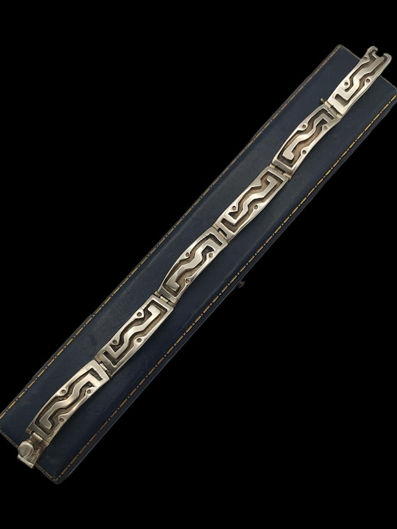 Beautiful Vintage Skillfully Crafted Statement Design Decorative