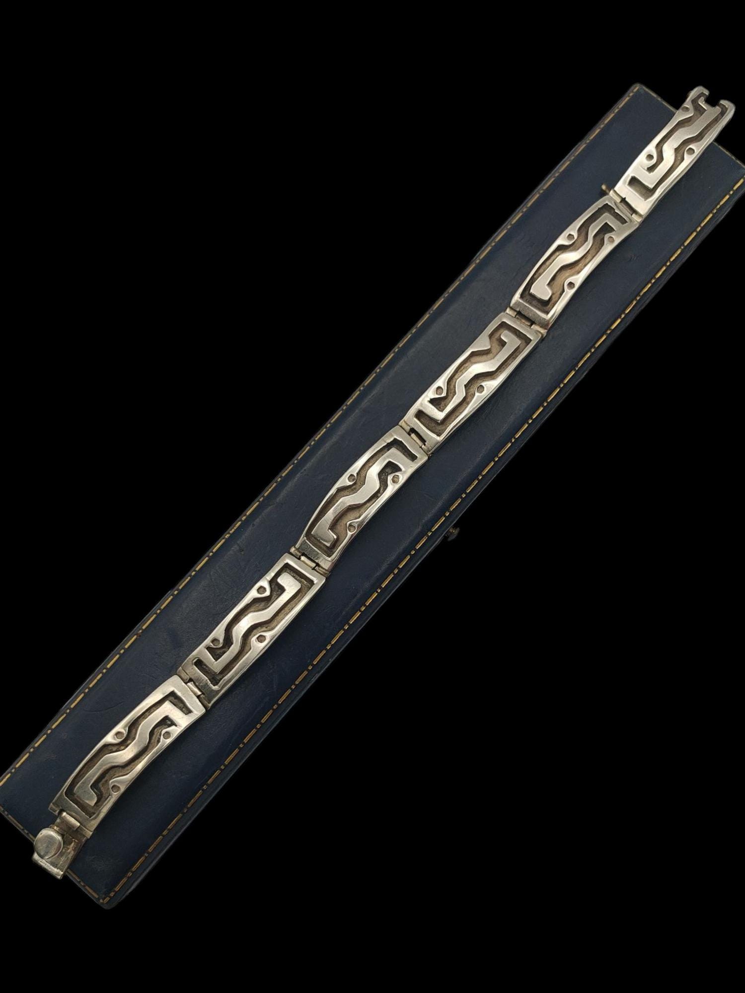Beautiful Vintage Skillfully Crafted Statement Design Decorative