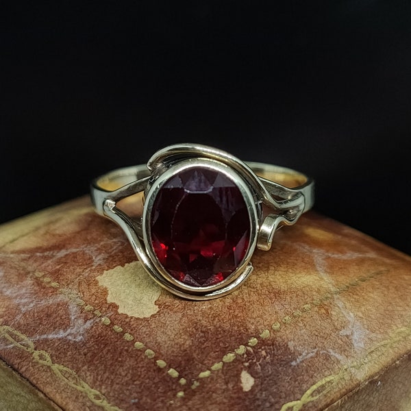 Beautiful Vintage Midcentury Circa 1950s Solitaire Oval Cut Bezel Set Synthetic Red Spinel Ruby 9ct Yellow Gold Ring - size P1/2