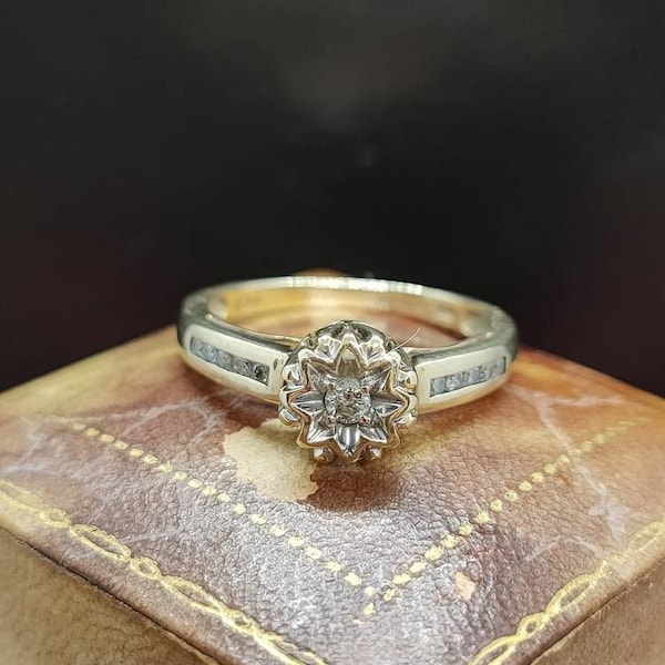 Beautiful Vintage Circa 1990s Birmingham Hallmarked Decorative Star Set Solitaire 0.15 Carat Diamond 9ct Yellow Gold Engagement Ring - L1/2