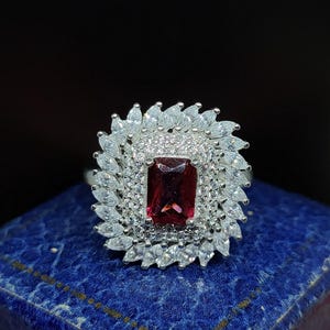 Anello in argento sterling con design moderno e decorativo, scintillante Starburst, finto rubino, finto diamante, Swarovski Zirconia