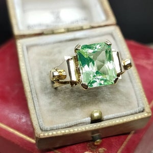 Stunning Vintage Circa 1940s Unique Statement Design Large Emerald Cut Synthetic Spinel Uranium Glass 14ct Yellow Gold Ring size R1/2 image 5