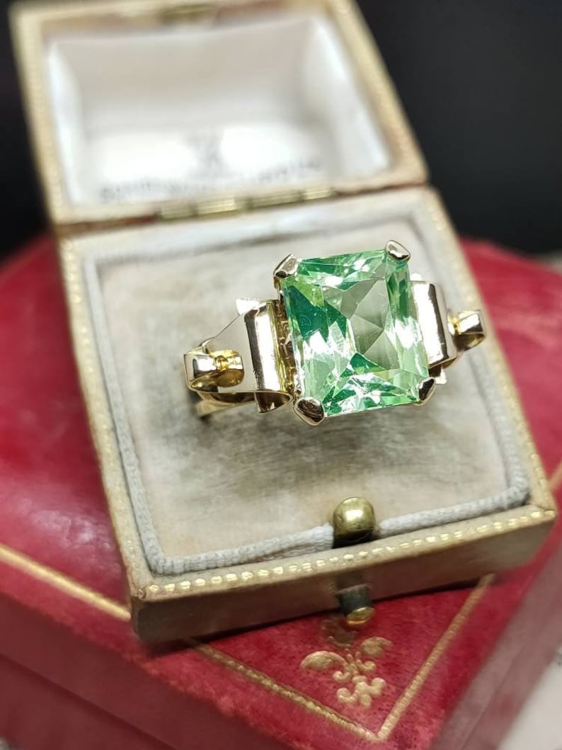 Stunning Vintage Circa 1940s Unique Statement Design Large Emerald Cut Synthetic Spinel Uranium Glass 14ct Yellow Gold Ring size R1/2 image 5