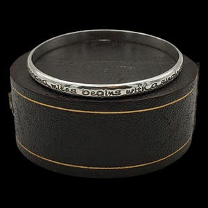 Vackert vintage skickligt tillverkat kinesiskt ordspråk En resa på tusen mil börjar med ett enda steg Sterling Silver Armband - 7,5"