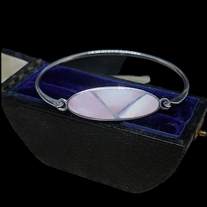Beautiful Vintage British Hallmarked Decorative Unique Design Vibrant Pink Natural Mother Of Pearl Inlay Sterling Silver Bangle Bracelet