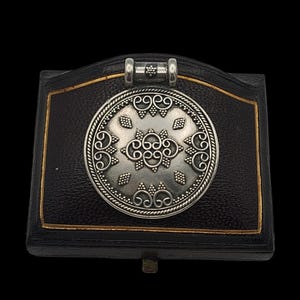 Prachtige antieke vintage vakkundig vervaardigd decoratief statementontwerp sierlijke tribal etnische sterlingzilveren kettinghanger - 42 mm