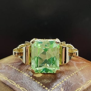 Stunning Vintage Circa 1940s Unique Statement Design Large Emerald Cut Synthetic Spinel Uranium Glass 14ct Yellow Gold Ring - size R1/2