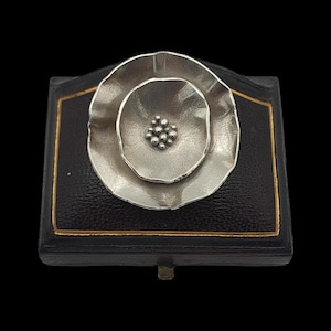 Beautiful Modern Skillfully Crafted London 2007 Hallmarked CT Decorative Statement Flower Head Design Sterling Silver Necklace Pendant