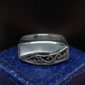 Prachtige vintage sterlingzilveren ring uit circa 1970/80 decoratief vakkundig vervaardigd bloemig geïnspireerd met natuurlijke parelmoer inleg - maat O