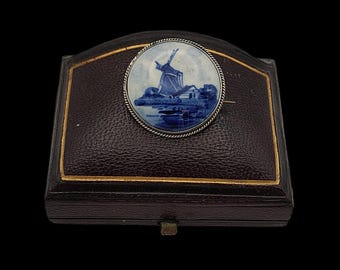 Lindo broche vintage de cerâmica pintada com cena de moinho de vento, habilmente trabalhado na Holanda de Delft, em prata esterlina - comprimento 27 mm