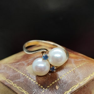 Beautiful Vintage Circa 1990s Decorative Set Cross Over Toi Et Moi Style Pearl Sapphire 14ct Yellow Gold Ring - size Q1/2