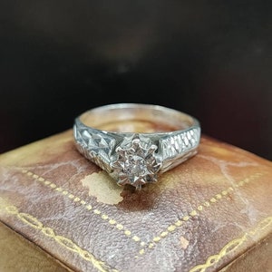 Beautiful Vintage Birmingham 1976 Hallmarked Decorative Statement Patterned Shoulders Solitaire 0.1 Carat Diamond 9ct White Gold Ring - K1/2