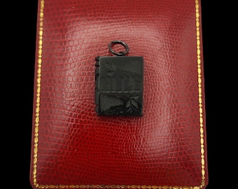 Hermoso colgante antiguo de la Biblia de Whitby Jet, estilo victoriano eduardiano de circa 1900, elaborado a mano, de 22 mm de largo.