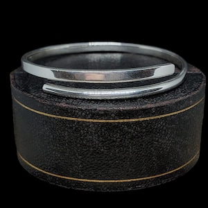 Beautiful Vintage Heavy Weight Edinburgh Hallmarked Kit Heath Skillfully Crafted Solid Sterling Silver Bangle Bracelet - lgth 7.5&quot;