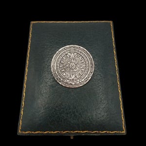 Beautiful Vintage Skillfully South American Crafted Decorative Aztec Design Mayan Calender Sterling Silver Brooch Pendant - lgth 38.5mm