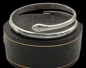 Beautiful Antique Circa 1940s Art Deco Grand Tour Egyptian Revival Skillfully Crafted Decorative Niello Design Sterling Silver Snake Bangle