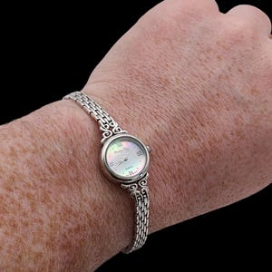 Vackert brittiskt stämplat, skickligt tillverkat Prestige Time, japanskt kvartsurverk, pärlemorurtavla i sterlingsilver – längd 7" bild 4