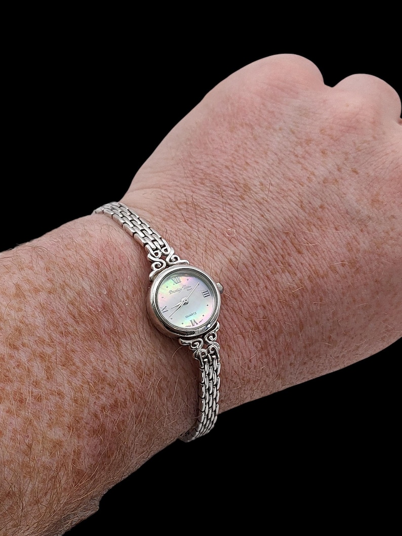 Vackert brittiskt stämplat, skickligt tillverkat Prestige Time, japanskt kvartsurverk, pärlemorurtavla i sterlingsilver – längd 7" bild 4