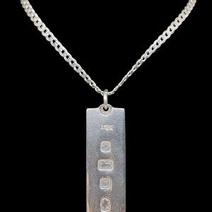 Beautiful Vintage Skillfully Crafted Sheffield 1977 AJC Hallmarked 1 Ounce Heavy Sterling Silver Ingot Pendant Necklace - lgth 17.75&quot;