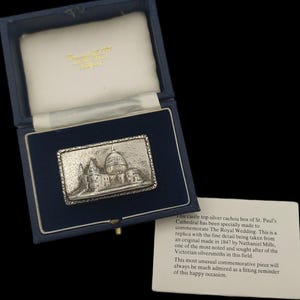 Beautiful Vintage London 1981 Connard & Sons Hallmarked Decorative Commemorative St Paul's Cathedral Sterling Silver Vermeil Snuff Pill Box