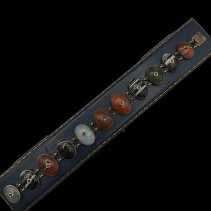 Vackert antikt viktorianskt armband i sterlingsilver, skickligt tillverkat i flerfärgad cabochon med naturlig agat från cirka 1880-talet - längd 6,75"