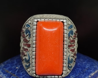 Hermoso anillo vintage de plata con diseño llamativo, elaborado con maestría, de origen tibetano chino oriental, con flores decorativas de esmalte y coral sintético - U 10