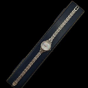 Vackert brittiskt stämplat, skickligt tillverkat Prestige Time, japanskt kvartsurverk, pärlemorurtavla i sterlingsilver – längd 7" bild 1