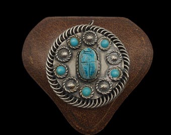 Prachtige antieke art-deco-tijdperk Egyptische revival Grand Tour vakkundig vervaardigde blauwe keramische scarabee 800 zilveren kettinghanger - 60 mm breed