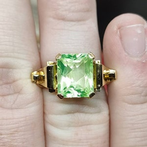 Stunning Vintage Circa 1940s Unique Statement Design Large Emerald Cut Synthetic Spinel Uranium Glass 14ct Yellow Gold Ring size R1/2 image 7