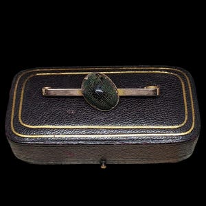 Beautiful Antique Chester 1912 Hallmarked Decorative Skillfully Crafted Egyptian Revival Rosey Warm 9ct Gold Scarab Brooch - lgth 45mm