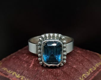 Stunning Vintage Circa 1990s Decorative Statement Design Unique Beading Bezel Set Blue Topaz Sterling Silver Ring - size M / 6.25